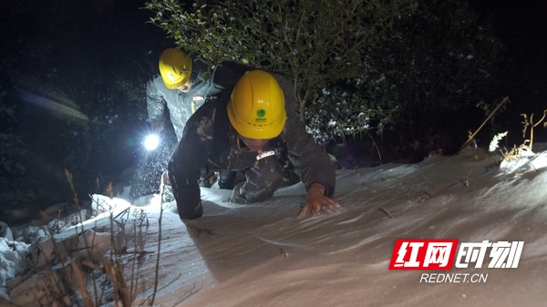 风雪无情人有情!国网湖南电力应战低温雨雪冰冻灾害“大考”(图5) 风雪无情人有情!国网湖南电力应战低温雨雪冰冻灾害“大考”(图5)