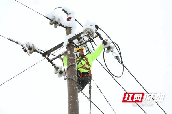 风雪无情人有情!国网湖南电力应战低温雨雪冰冻灾害“大考”(图4) 风雪无情人有情!国网湖南电力应战低温雨雪冰冻灾害“大考”(图4)