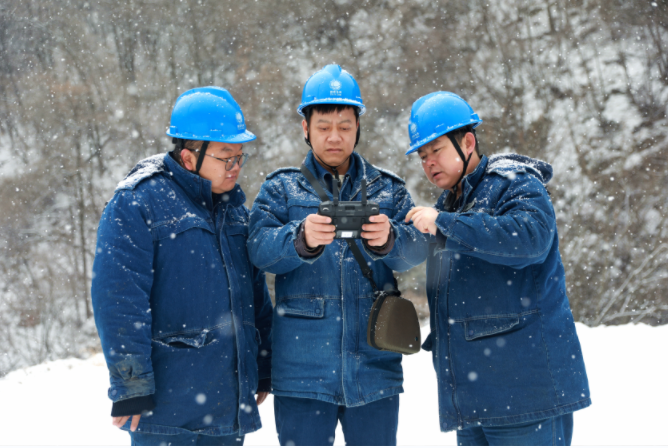国网陕西电力:全力以赴抗击雨雪冰冻 电力保供守护万家温暖(图4) 国网陕西电力:全力以赴抗击雨雪冰冻 电力保供守护万家温暖(图4)