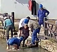 85岁老人落水电力工人飞奔下水救人 义举暖人心(图1) 85岁老人落水电力工人飞奔下水救人 义举暖人心(图1)